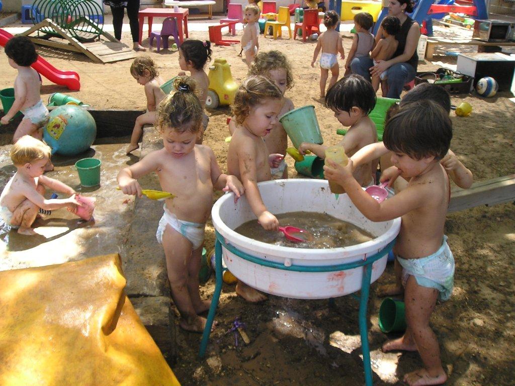משחק במים בגן הילדים